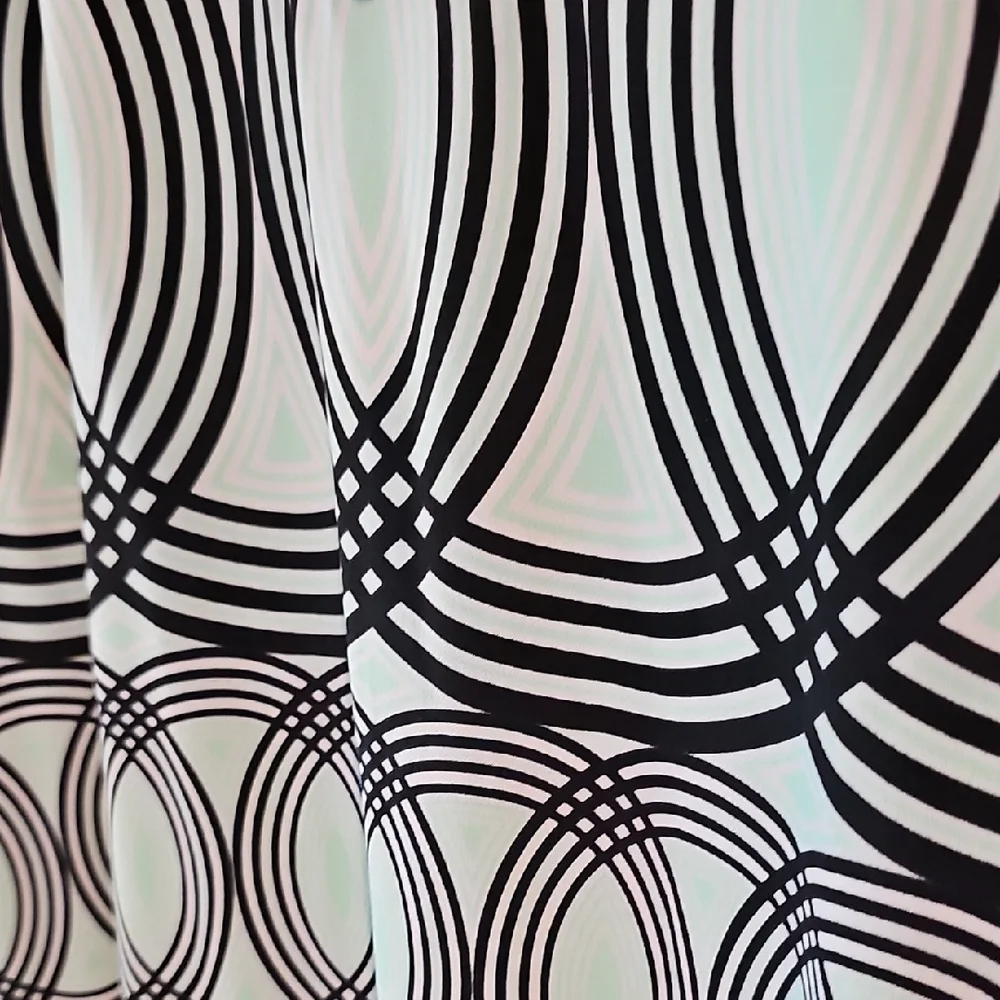 JM Collection Black and White Graphic Tunic Blouse - Picture 6 of 6
